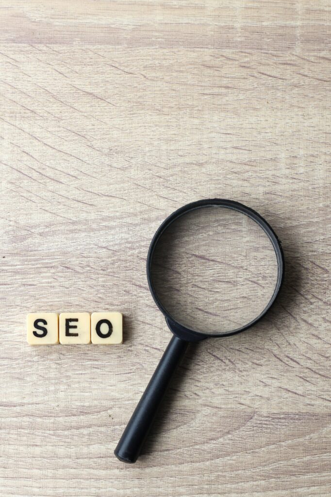 SEO flatlay on a wooden background